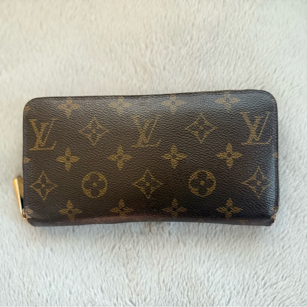 Louis Vuitton Zippy Wallet in Monogram Canvas